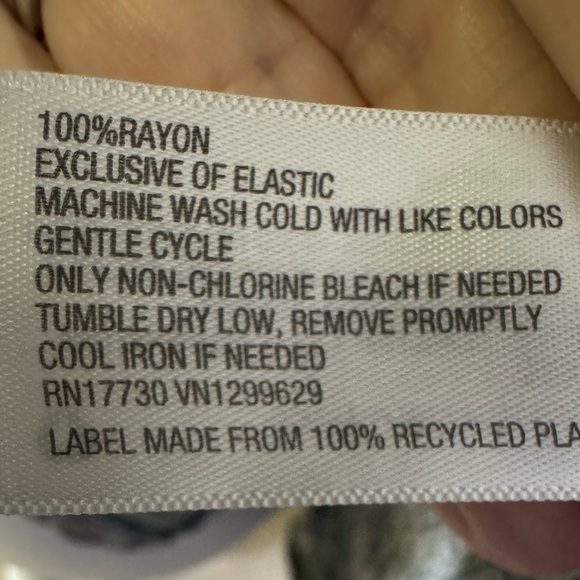 Knox Rose | soft colors paisley print smocked button front long sleeve blouse - Picture 9 of 11